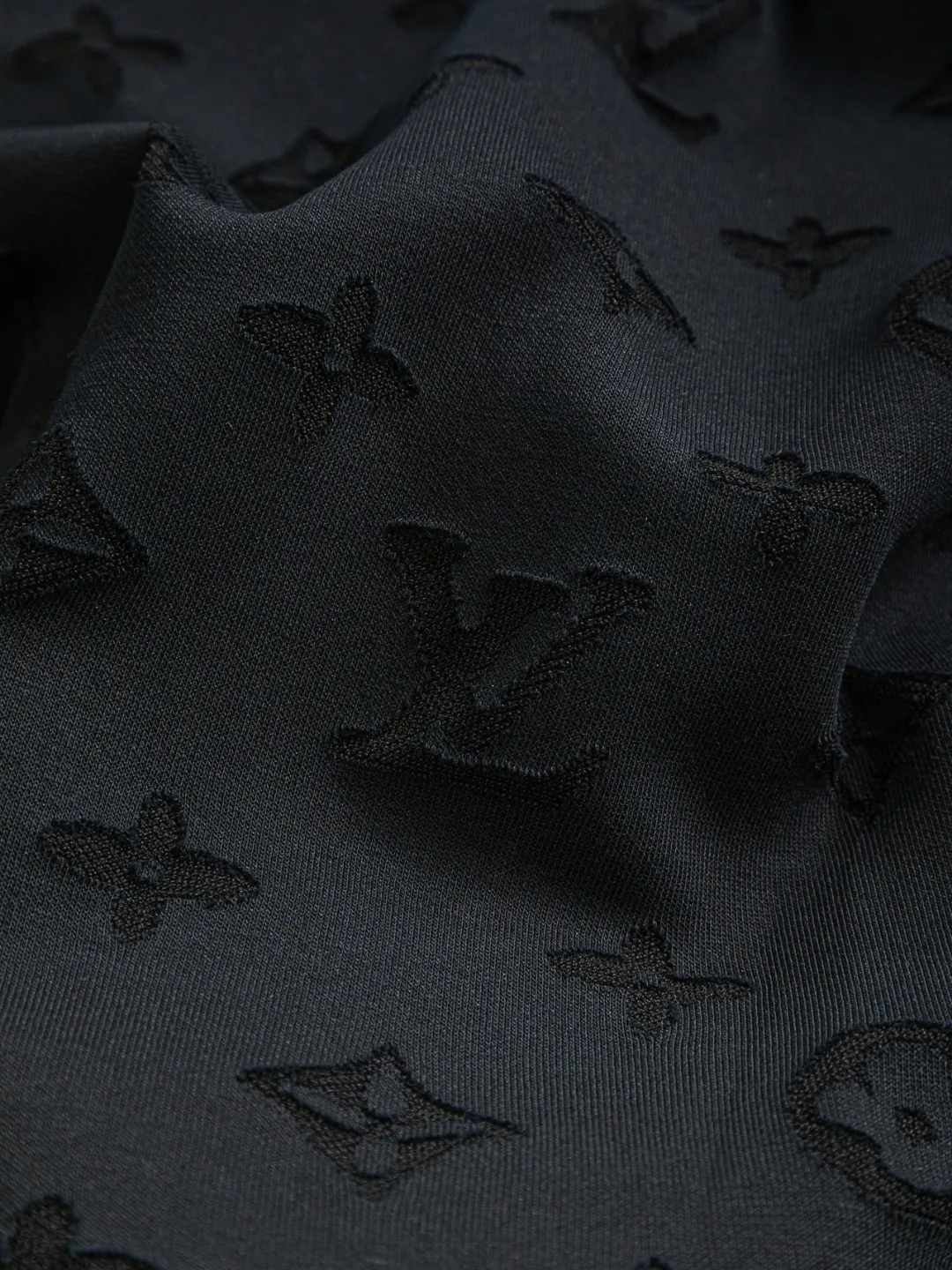 🅿️200 Louis Vuitton 1V Lujia LV slightly wide version S-XL lv 26SS LV new product counter catwalk model, full body cut burnt letter logo heavy craftsmanship, same style for men and women! Short-sleeves are not the same as the general public, but must be unique and eye-catching. This LV short-sleeves is all about quality, comfort, consistent style, fashion, including fabrics and cutting techniques, all of which have been made with great effort! 320 grams of washed pure cotton fabric, pure cotton is breathable, very refreshing and comfortable for daily wear. The rib knitting on the neckline is smooth and tight, and the neckline will not be skewed if you toss it at will. The loose version, you will find that it looks really good on the upper body. The overall is minimalist and neat, super versatile for daily use! Pair it casually with a pair of pants for a youthful look. A T-shirt will make your outfit crazy. It is a fashionable item that can never go wrong! Color: Black White Blue Size: S-XL Size chart: S: Shoulder width 50-Bust 56-Length 70 M: Shoulder width 52-Bust 57-Length 72 L: Shoulder width 54-Bust 59-Length 74 XL: Shoulder width 56-Bust 62-Length 76